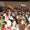 הקהל מרים את הגג של המרכז לקשיש בראש העין צילום: אבנר חתוכה