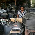 פירוק טלוויזיות משומשות באינדונזיה צילום: AP