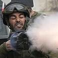 חייל גז מדמיע חברון פלסטינים (צילום: AP)