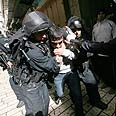 הצעירים יידו אבנים, ונמלטו למסגד צילום: גיל יוחנן