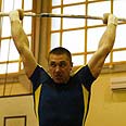 אנטולי מושיק הרמת משקולות (צילום: יועד כהן)