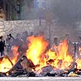 ירושלים חרדים התפרעויות שכונת מאה שערים הצתת פחים (צילום: אלי מנבלאום)