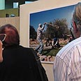 מבקרים בתערוכת "הפעם נפגשנו אחרים" צילום: עדנה שמש