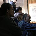 תור עובד זר עובדים זרים משרד ה פנים משרד הפנים תל אביב (צילום: אמיר לוי)
