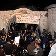 הרב אליקים לבנון גרשון מסיקה תפילה קבר קבר יוסף (צילום:  מועצה אזורית שומרון)