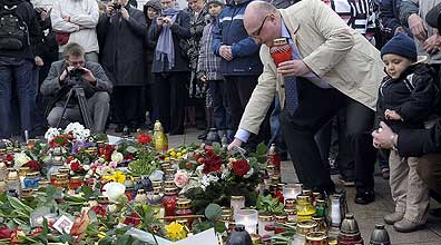 פולנים מתאבלים על מות נשיאם (צילום: AFP)