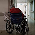 יום השואה ניצולי שואה בית חולים פסיכיאטרי שער מנשה (צילום: AP)
