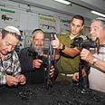 הורים שכולים מתנדבים בבסיס בבאר שבע צילום: הרצל יוסף
