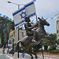 פסל מיכאל הלפרין והדגל צילום: רוית נאור