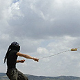 פלסטיני מיידה אבן אבנים הפגנה בלעין (צילום: AP)