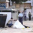 רצח נתניה אדם ללא רוח חיים פחי אשפה בשכונת קריית נורדאו זירת רצח (צילום: עידו ארז) רצח נתניה אדם ללא רוח חיים פחי אשפה בשכונת קריית נורדאו זירת רצח (צילום: עידו ארז)