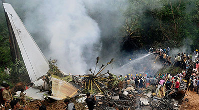 התרסקות המטוס בהודו (צילום: AP)