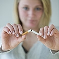 אישה שוברת סיגריה גמילה הפסקת עישון (צילום: index open)