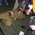 לטשטש את הפנים של החייל שייטת מרמרה משט לעזה סכין (צילום: AFP) לטשטש את הפנים של החייל שייטת מרמרה משט לעזה סכין (צילום: AFP)