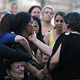קרובי משפחה נרצחת טלי עטר אשדוד דקירה אישה הריון סכסוך שכנים (צילום: אבי רוקח)