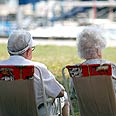 זקנים קשישים פנסיה צרפת (צילום: AFP)