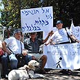 הפגנה סינמטק תל אביב מורים שיקומיים מורות שיקומיות ל עיוורים עוורים נגד עמותת מגדל אור משרד הרווחה (צילום: דודו אזולאי)