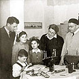 ה. חג חנוכה בארץ ישראל, דצמבר 1946. ד"ר רודי משמאל, מולו מימין דר יוסף טרוי האורטופד הראשון בארץ עלה 