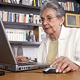 ייעוץ פנסיוני פנסיה ביטוח מחשב זקנים זיקנה זקנה קשיש קשישה אינטרנט (צילום: Index Open)