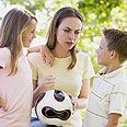 אמא ילד ילדה ילדים כדורגל (צילום: Index Open)