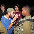 מתנחלים זועמים אחרי פיגוע ירי קרית ארבע כביש 60 צומת בני נעים 4 הרוגים (צילום: גיל יוחנן)