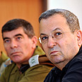 אהוד ברק גבי אשכנזי ביקור חטמ"ר יהודה אחרי פיגוע ירי קרית ארבע (צילום: אריאל חרמוני, תקשורת שר הביטחון)