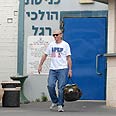 יוצא הביתה. אדריאן שוורץ צילום: ירון ברנר