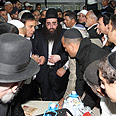 מתפללים על הקבר צילום: אילן סירוטה