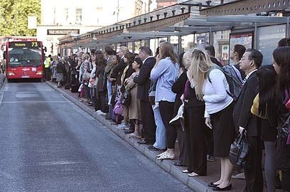 לונדון. ממתינים לאוטובוס (צילום: AFP)