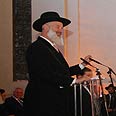 הרב מצגר בבית הכנסת צילום: robert vamos