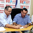 עיני וברוש חותמים על ההסכם צילום: עופר עמרם