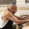 חיים פרקש בסדנה: יצירה משערות חזיר צילום: הילה ספאק