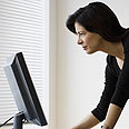 מסך מחשב woman computer monitor checking mail (צילום: index open)