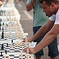 שח מט שח-מט כיכר רבין תל אביב ישראל שיא גינס משחק שחמט סימולטאני (צילום: רויטרס)
