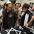 הלוויה של ילדות נטלי רוני אלוני רצח רעננה נרצחו ע"י אימן מיכל אלוני אשתו של עמוס אלוני (צילום: עידו ארז)