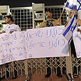 הפגנת ימין נגד הפגנה הפגנת שמאל נגד ה הצגה פורגי ובס אפרטהייד משכן אומנויות הבמה תל אביב אופרה (צילום: דודו אזולאי)