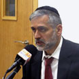 אלי ישי יו"ר ש"ס מתראיין ל רדיו קול ברמה ראיון נגד ח"כ אמסלם (צילום: עופר עמרם)