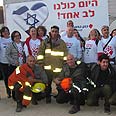 מתנדבי בנק הפועלים שהביאו תיקים לצוותים בשטח  (צילום: קרן נתנזון)