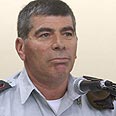 גבי אשכנזי עם חיילים ו תלמידים ישיבות הסדר  (צילום: גיל יוחנן )