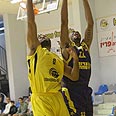 קאסיב פאוול הפועל חולון ברק נתניה ערן אסנטי  (צילום: דרור עינב)