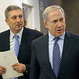 בנימין נתניהו ניר חפץ בדרך ל ישיבת ממשלה שבועית (צילום: אלכס קולומויסקי)