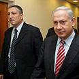 בנימין נתניהו ניר חפץ בדרך ל ישיבת ממשלה שבועית (צילום: עמית שאבי)