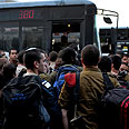 תחנת אוטובוס חיילים חייל מסוף סבידור רכבת ארלוזורוב תל אביב (צילום:  ירון ברנר)