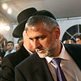 אלי ישי מוצא מהאולם מהומות ב טקס אזכרה ל הרוגי אסון הכרמל כרמל בית אורן  (צילום: רויטרס)