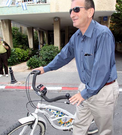 רון חולדאי עם אופניים (צילום: באדיבות עיריית תל אביב)