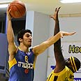 ליאור אליהו מכבי תל אביב ברק נתניה (צילום: אלי אלגרט)