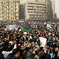מצרים מפגינים מרימים גופת מפגין הפיכה קהיר מצרים (צילום: AFP)