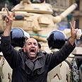 מפגין אופוזיציה ב מצרים קהיר כיכר א-תחריר (צילום: AP)
