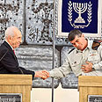 שמעון פרס נפרד מ גבי אשכנזי רמטכ"ל בית ה נשיא (צילום: נועם מושקוביץ)