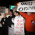 הפגנה מחירי ה דלק מול ביתו של שר האוצר יובל שטייניץ (צילום: גיל יוחנן)